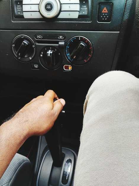 Процесс снятия центральной консоли