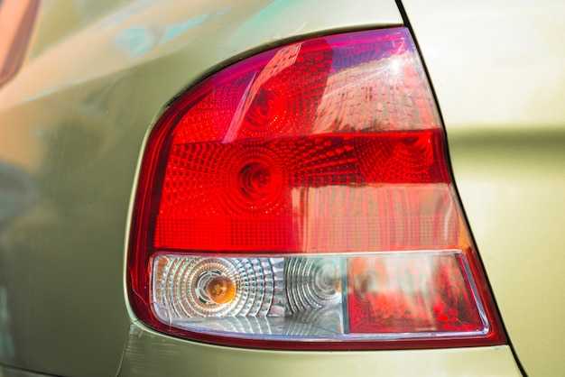 Как проверить предохранители задних фонарей?